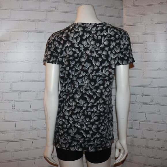 🌿⚫🤍 Leaf Print V-Neck Tee · Merona · Size L - Picture 5 of 5